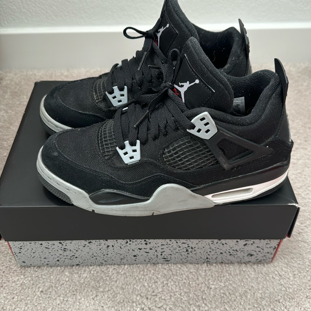 Air Jordan 4 ‘s black canvas